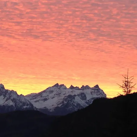 Chalet Artsy Luxurious Ski-in-out-chalet