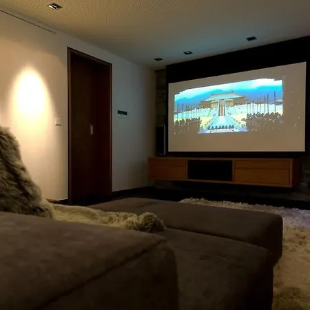 Chalet Artsy Luxurious Ski-in-out-chalet