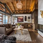 Artsy Luxurious Ski-in-out-chalet Bagnes